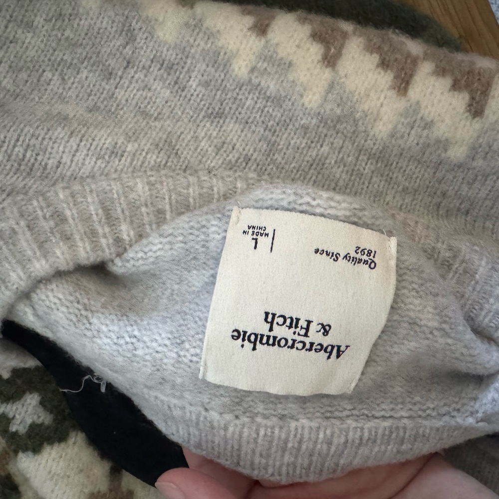 Abercrombie & Fitch Green and Cream Patterned Sweater - Picture 4 of 5